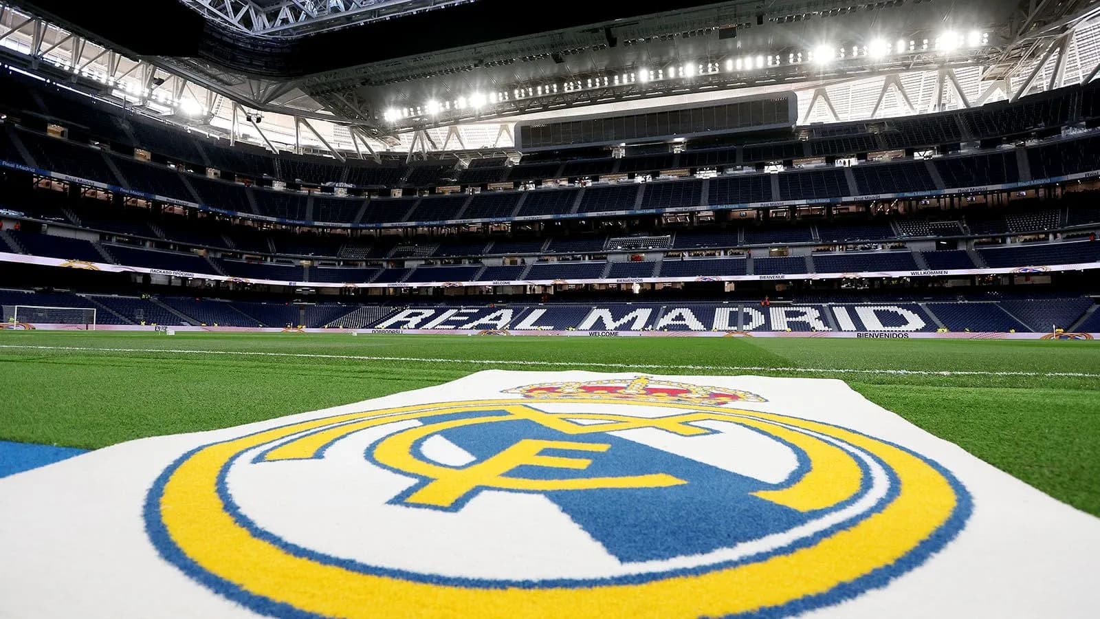 Campo del Santiago Bernabéu con escudo del Real Madrid Campo del Santiago Bernabéu con escudo del Real Madrid