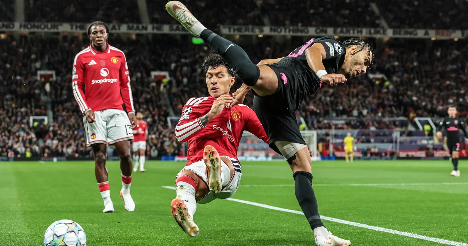 Jugador de Manchester United cae tras falta en partido Jugador de Manchester United cae tras falta en partido