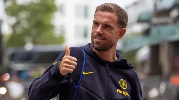 Jugador de Chelsea sonriendo y haciendo un pulgar arriba Jugador de Chelsea sonriendo y haciendo un pulgar arriba