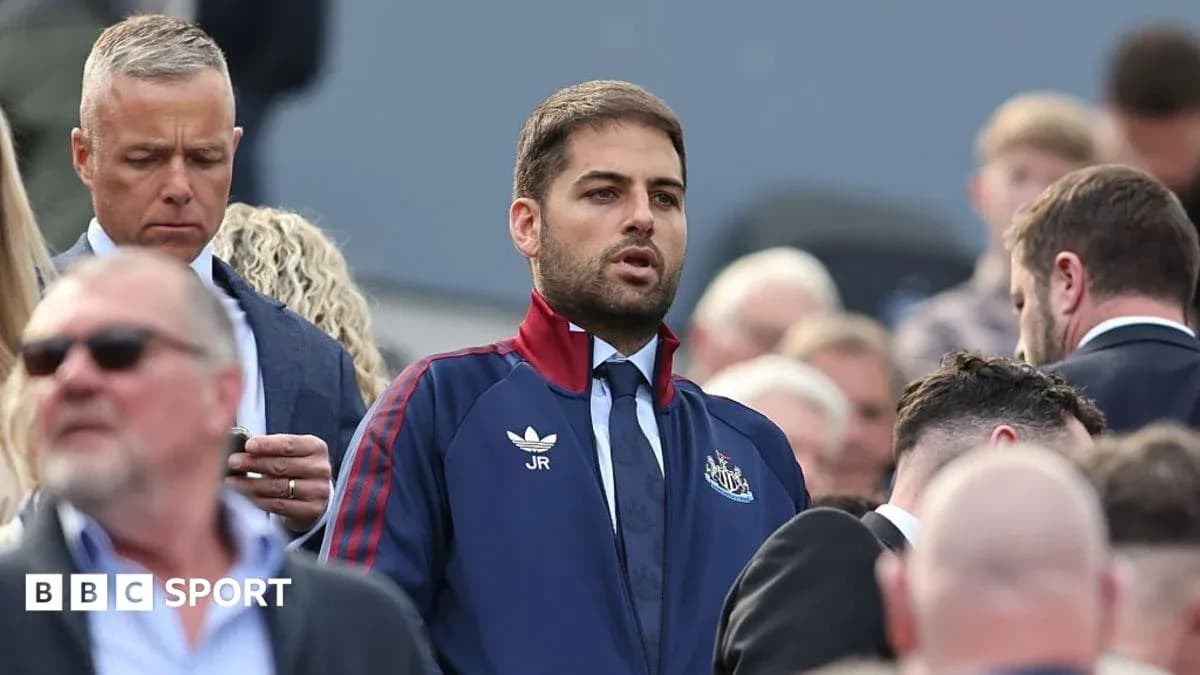 Hombre en chaqueta de Newcastle en evento Hombre en chaqueta de Newcastle en evento