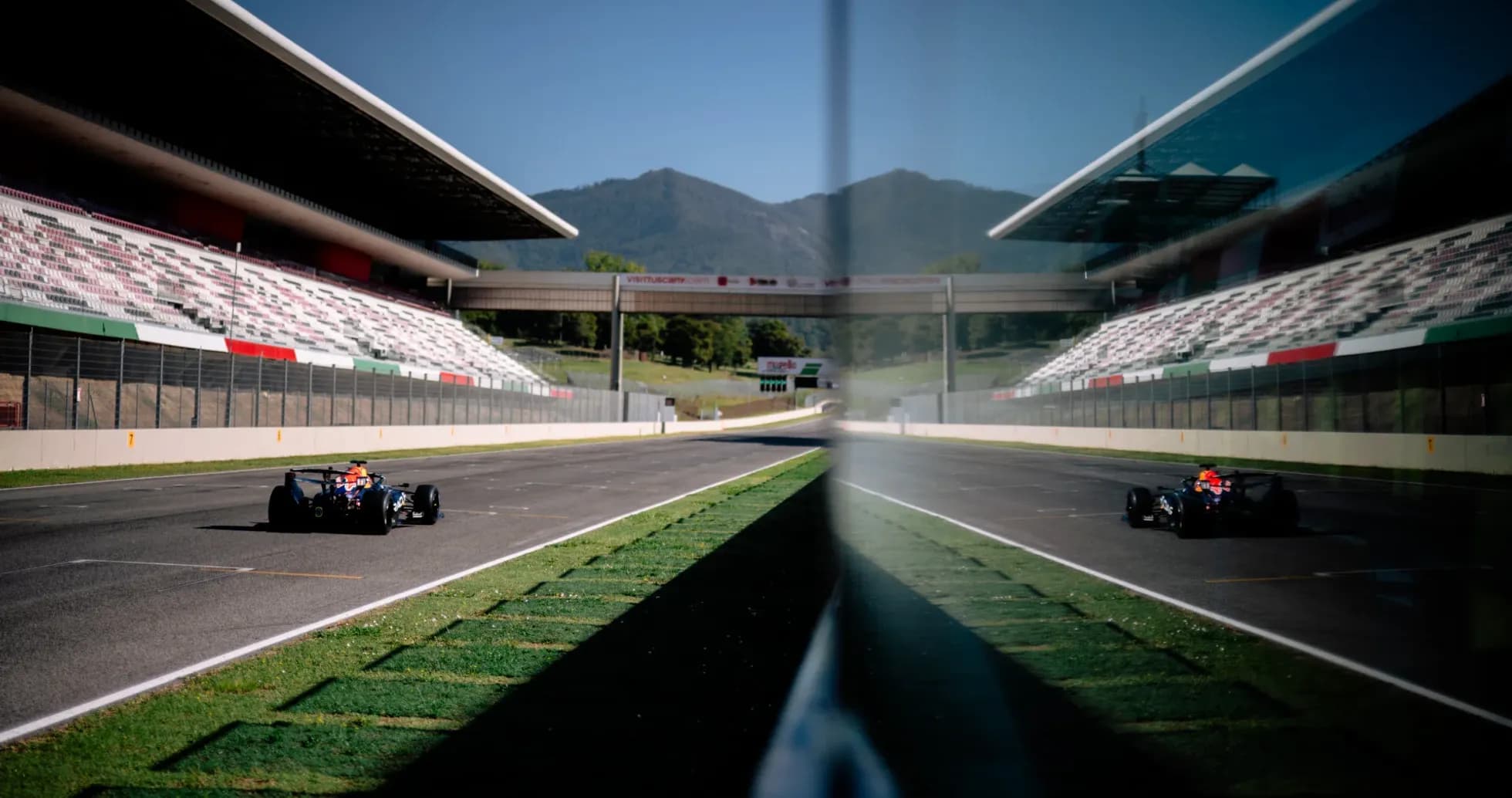 Coche de Fórmula 1 en circuito vacío Coche de Fórmula 1 en circuito vacío