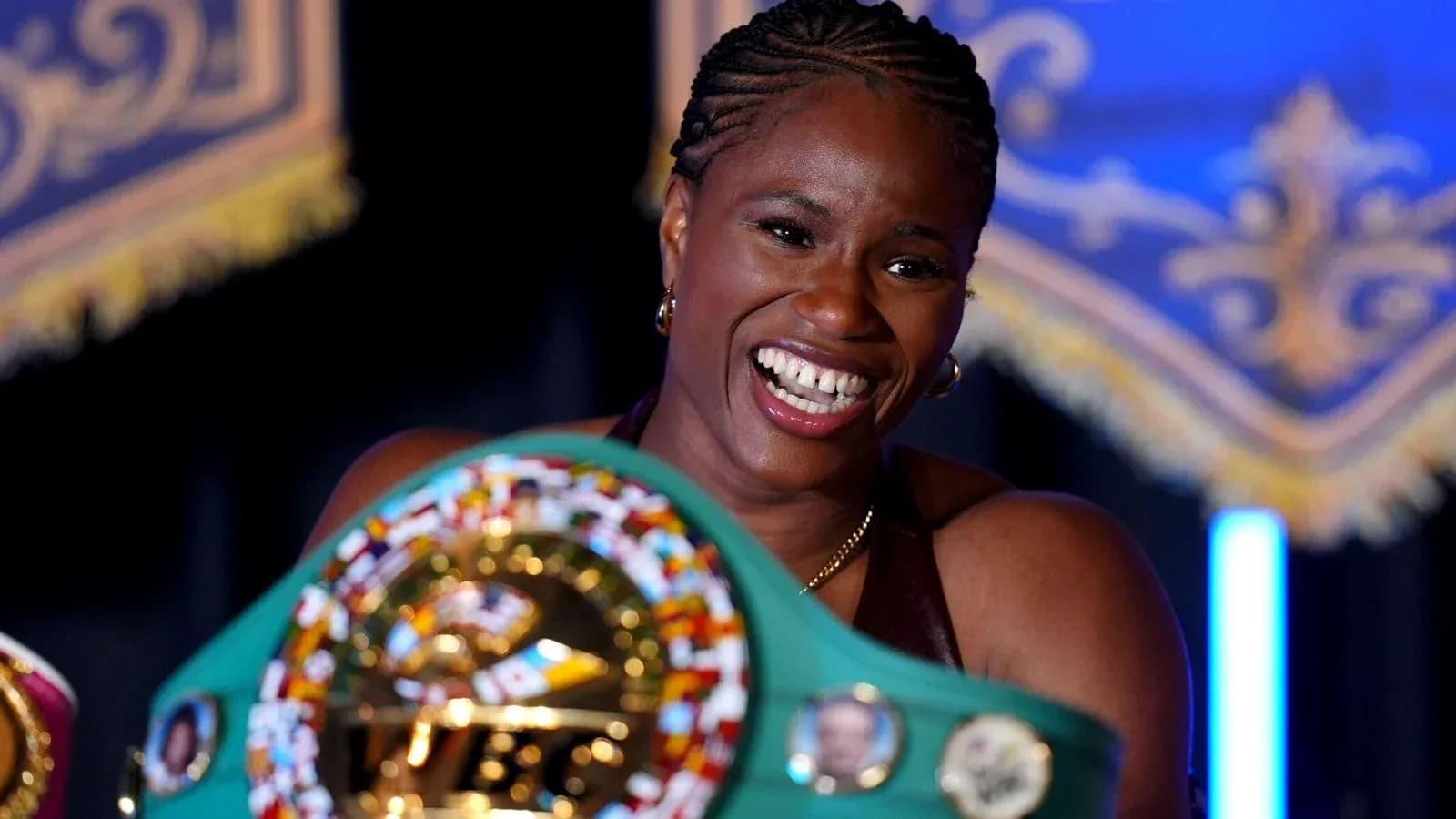 Boxeadora sonriente sosteniendo cinturón de campeonato Boxeadora sonriente sosteniendo cinturón de campeonato