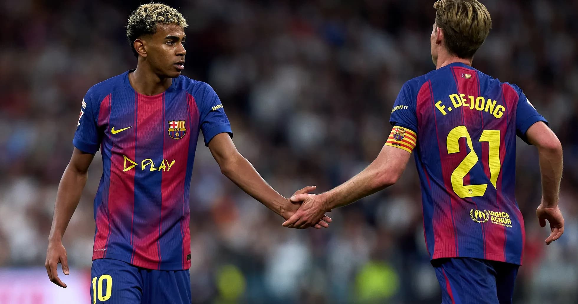 Jugadores de Barcelona dándose la mano en el campo Jugadores de Barcelona dándose la mano en el campo