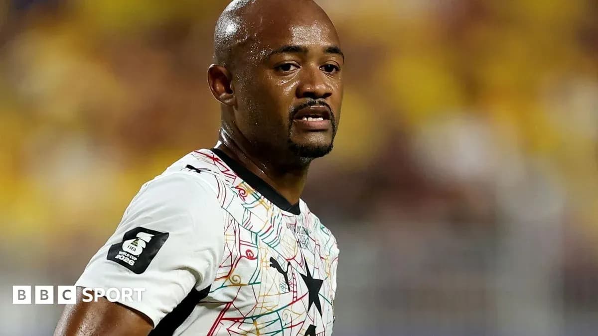 Jugador de Ghana en partido con camiseta colorida Jugador de Ghana en partido con camiseta colorida