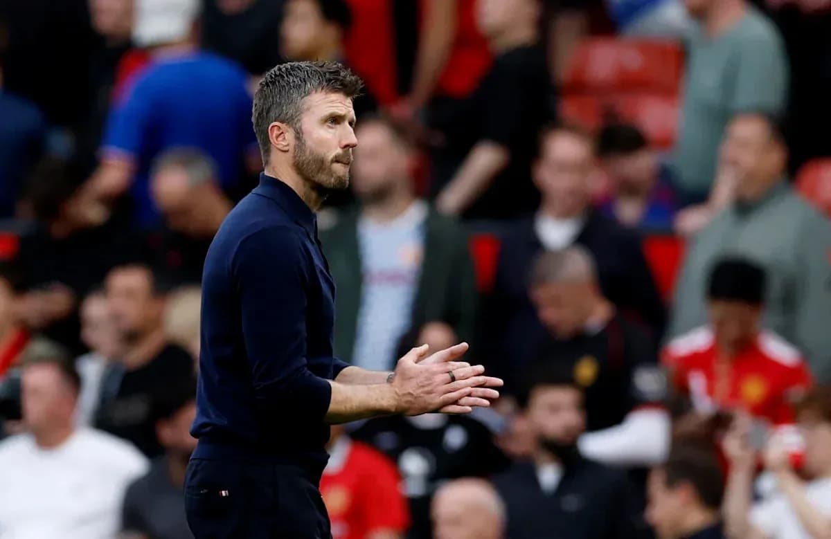 Entrenador aplaudiendo durante un partido en Old Trafford Entrenador aplaudiendo durante un partido en Old Trafford