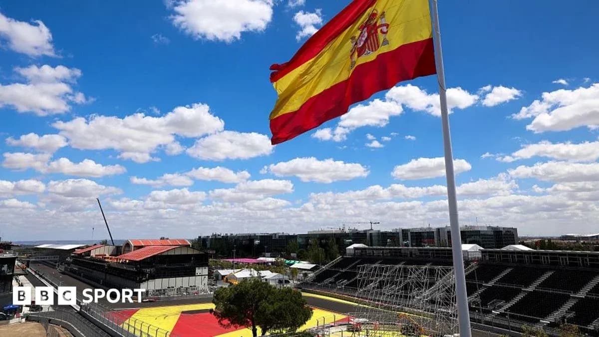 Bandera de España ondeando sobre circuito de carreras Bandera de España ondeando sobre circuito de carreras