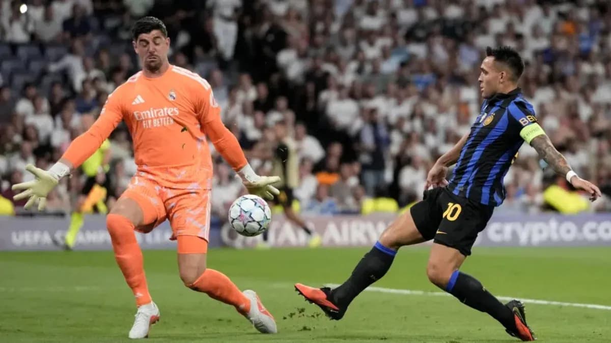 Portero de Real Madrid deteniendo un tiro de jugador Portero de Real Madrid deteniendo un tiro de jugador
