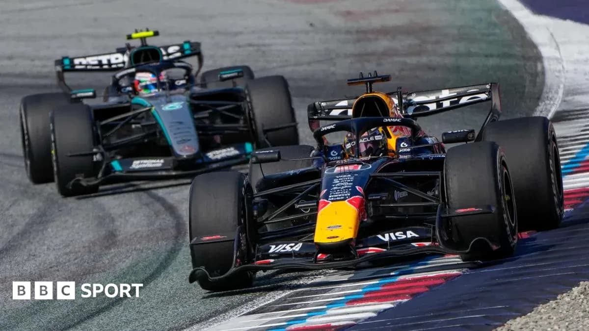 Dos coches de Fórmula 1 compitiendo en la pista Dos coches de Fórmula 1 compitiendo en la pista