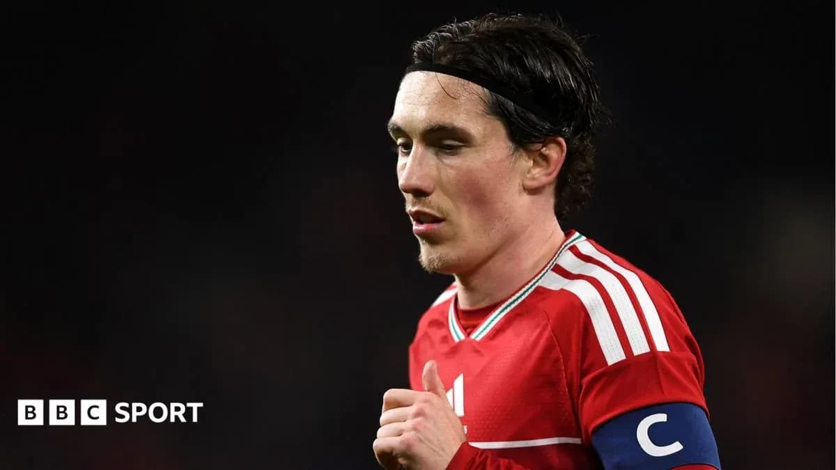 Jugador con camiseta roja y cinta de capitán Jugador con camiseta roja y cinta de capitán