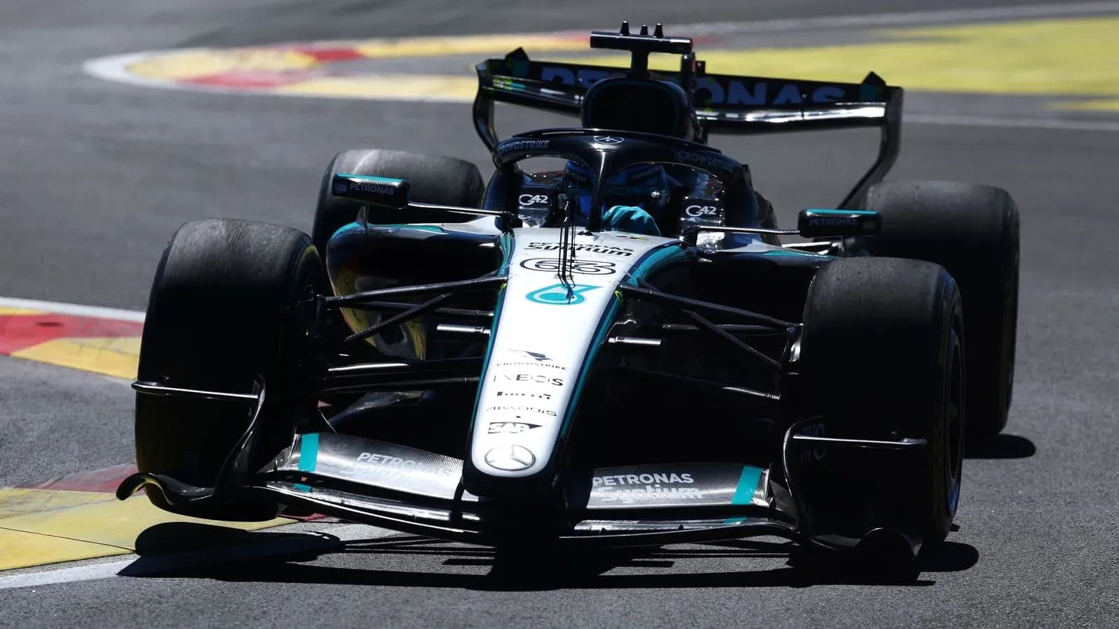 Coche de Fórmula 1 de Mercedes en la pista Coche de Fórmula 1 de Mercedes en la pista