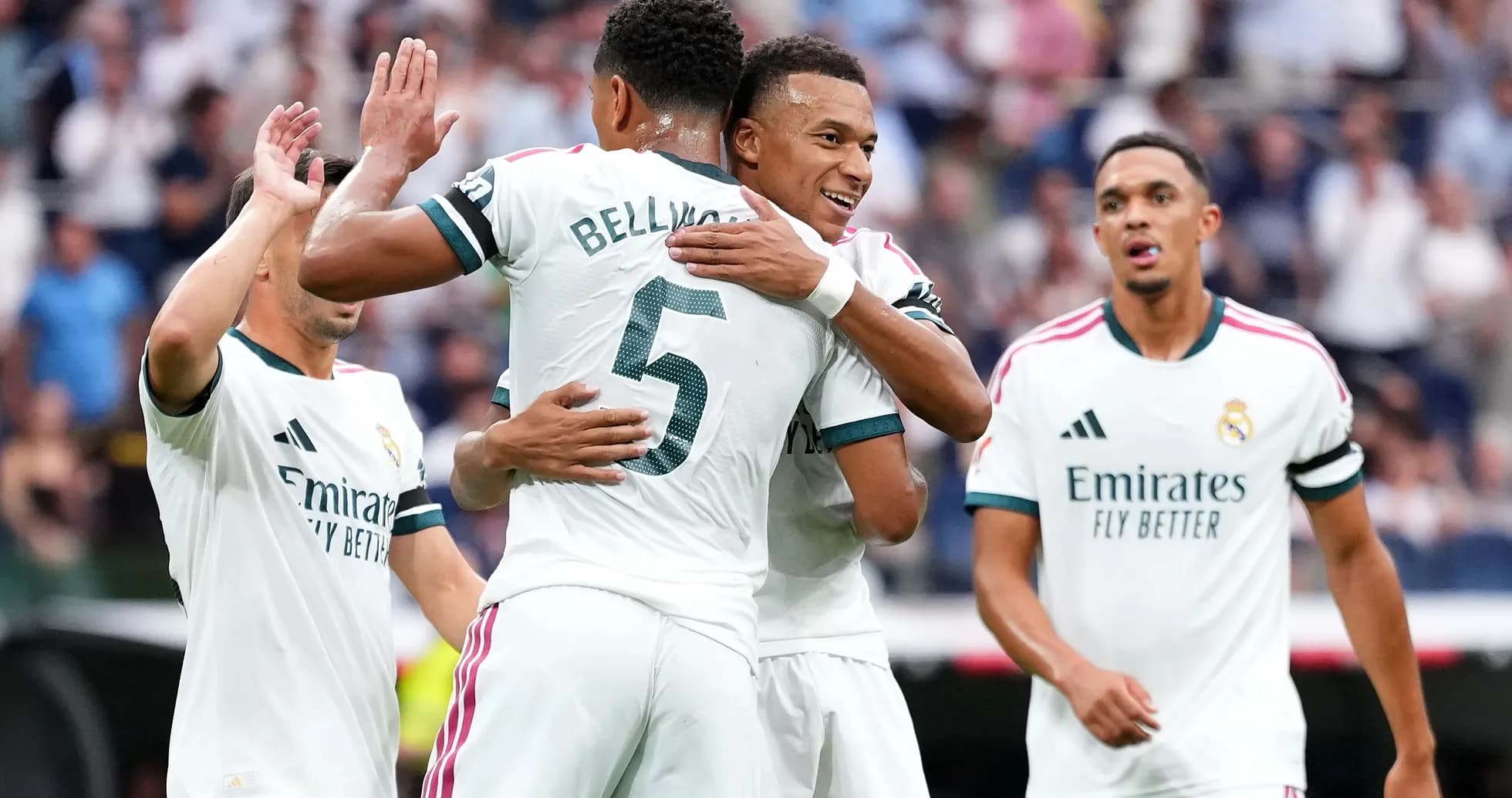 Jugadores del Real Madrid celebrando un gol juntos Jugadores del Real Madrid celebrando un gol juntos
