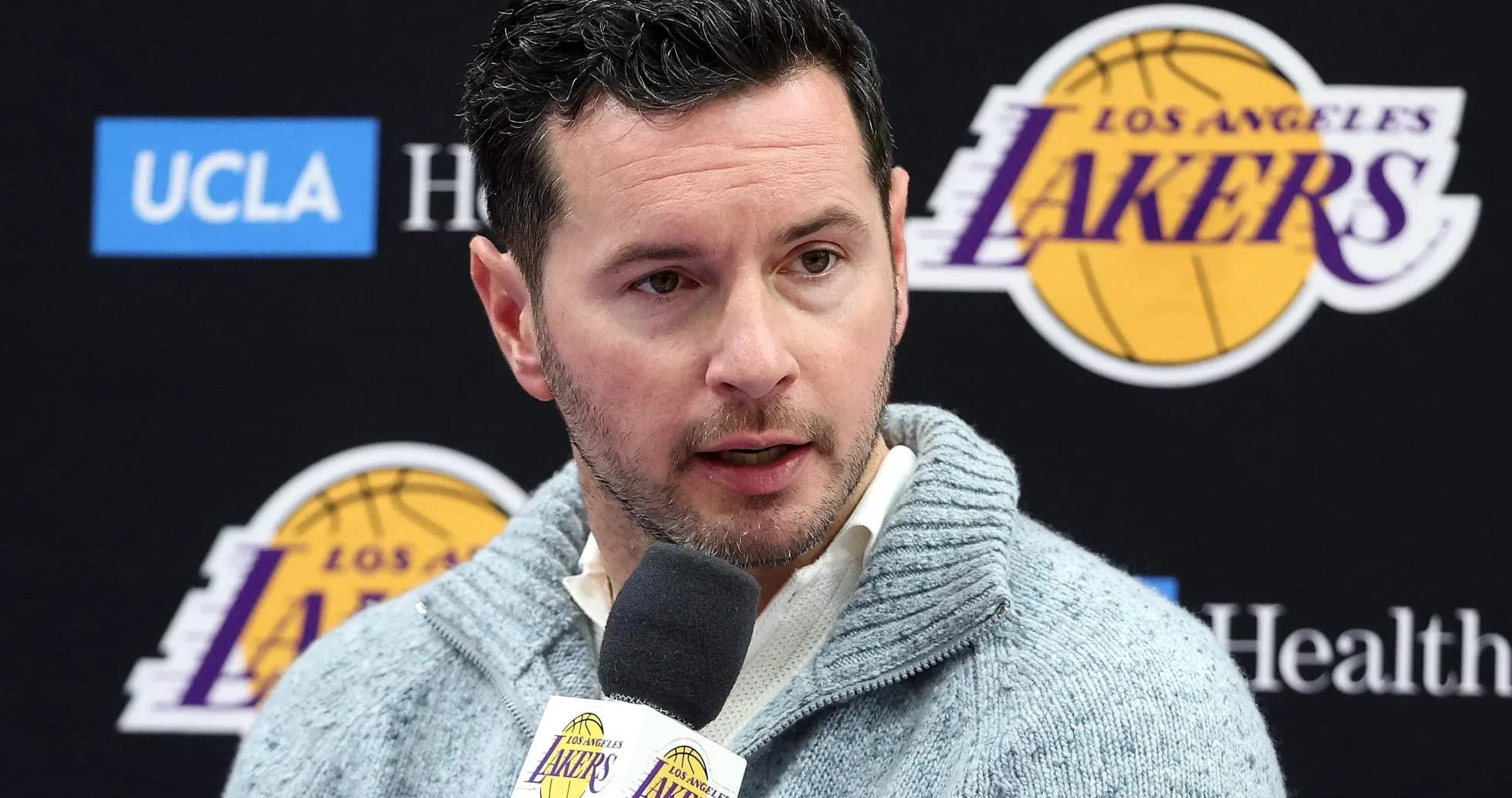 Persona hablando en conferencia de prensa de los Lakers Persona hablando en conferencia de prensa de los Lakers