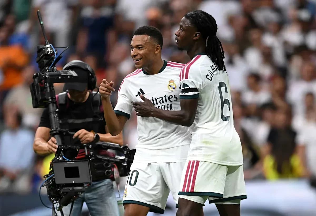Jugadores de Real Madrid celebrando con cámara cerca Jugadores de Real Madrid celebrando con cámara cerca