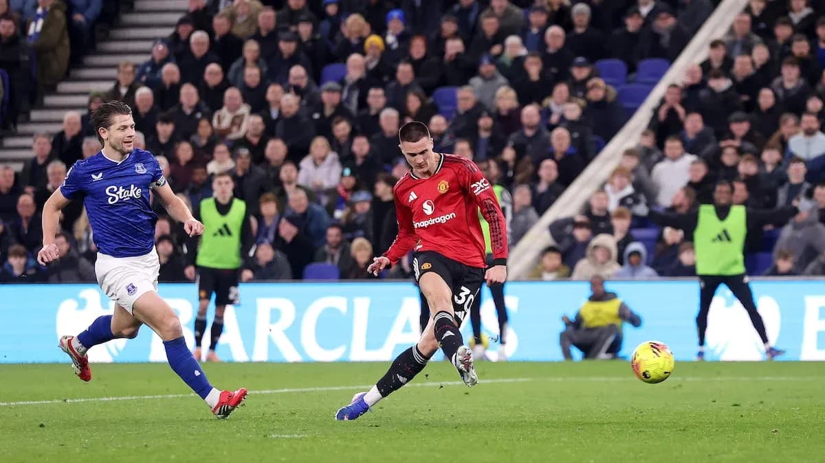 Jugador de Everton persiguiendo a un jugador de Manchester United Jugador de Everton persiguiendo a un jugador de Manchester United