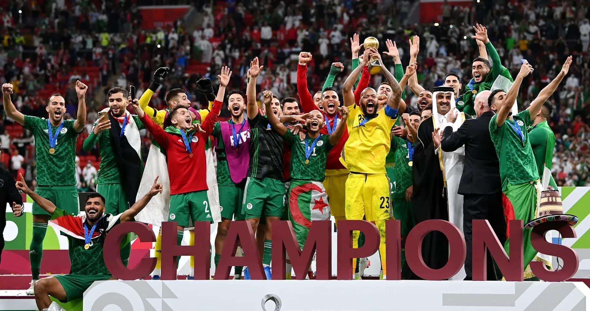 Equipo de Argelia celebrando el título de campeones Equipo de Argelia celebrando el título de campeones