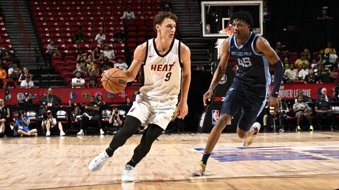 Jugador de Miami Heat driblando balón ante defensor Jugador de Miami Heat driblando balón ante defensor