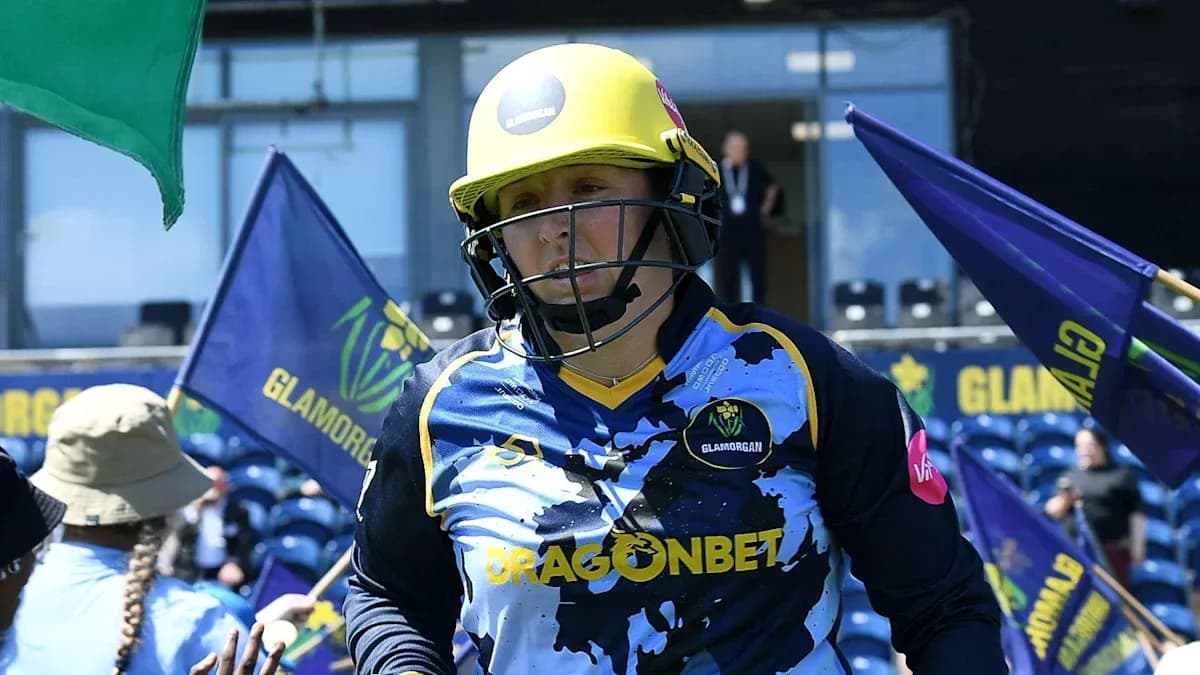 Jugadora de Glamorgan entrando al campo con casco Jugadora de Glamorgan entrando al campo con casco