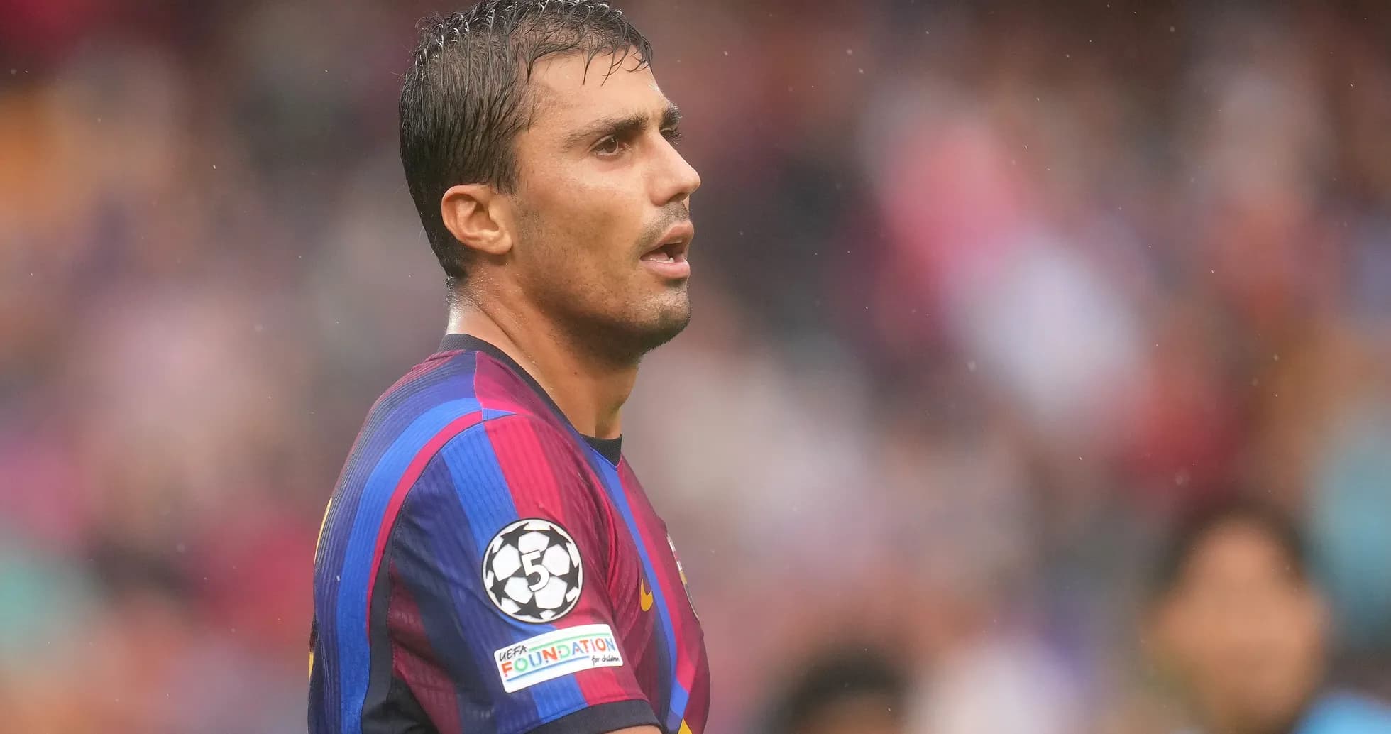 Jugador de Barcelona en el campo durante partido Jugador de Barcelona en el campo durante partido
