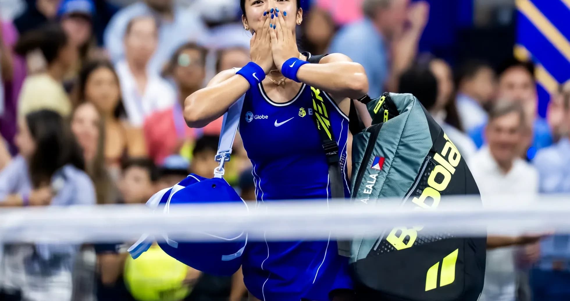 Jugadora de tenis celebrando con su equipo Jugadora de tenis celebrando con su equipo