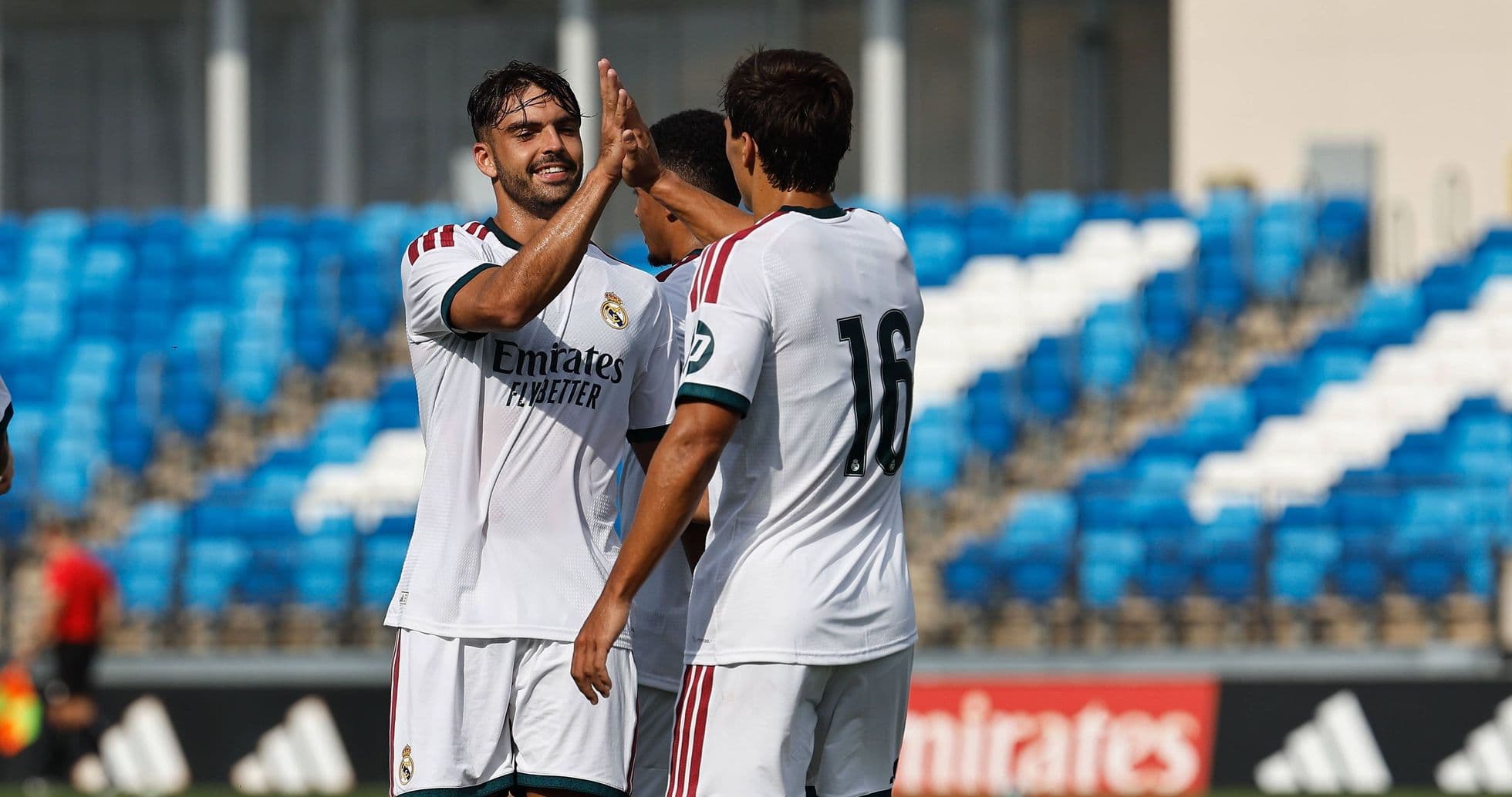 Jugadores de Real Madrid celebrando un gol Jugadores de Real Madrid celebrando un gol
