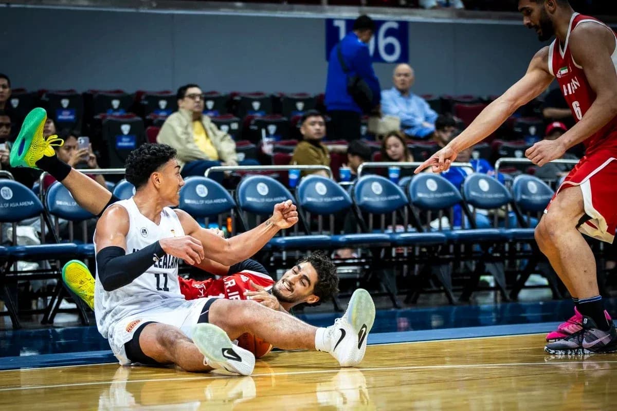 Jugadores caídos en la cancha durante partido de baloncesto Jugadores caídos en la cancha durante partido de baloncesto