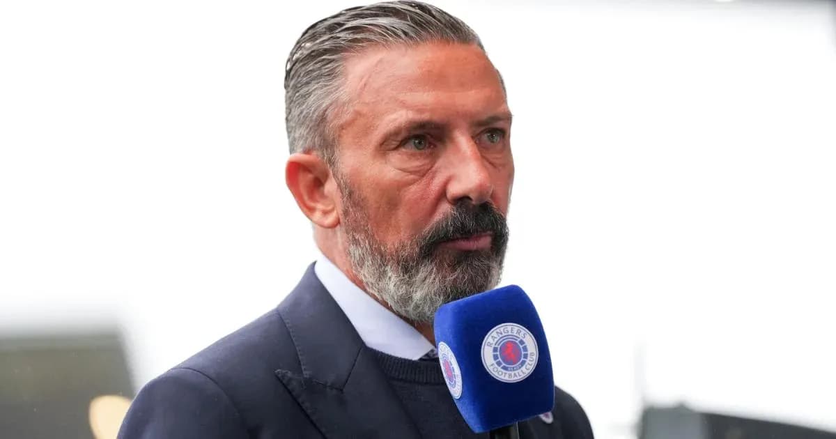 Hombre hablando en un micrófono de televisión Hombre hablando en un micrófono de televisión