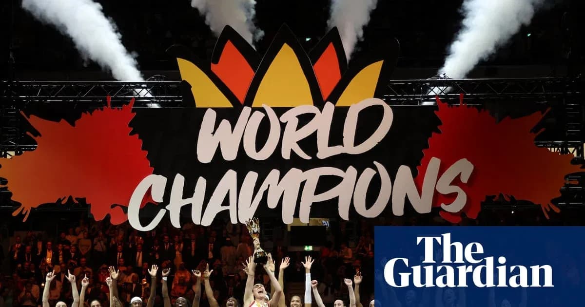 Jugadores celebrando bajo cartel de campeones del mundo Jugadores celebrando bajo cartel de campeones del mundo