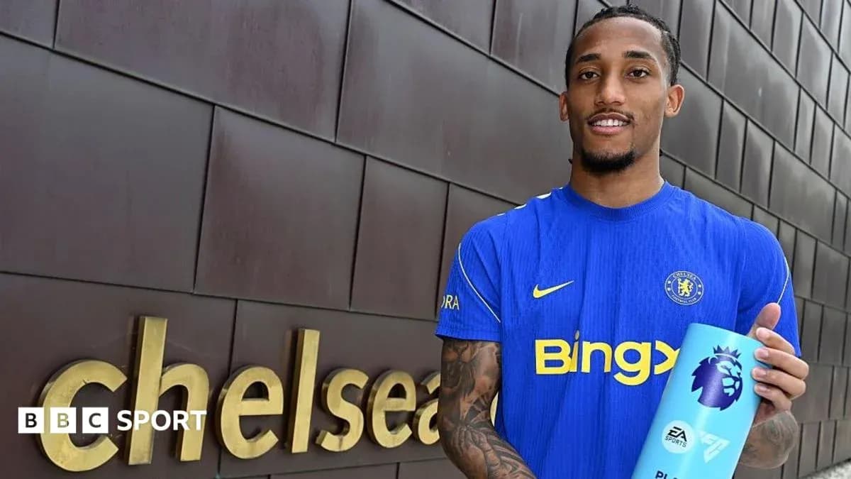 Jugador de Chelsea sosteniendo un trofeo de la Premier League Jugador de Chelsea sosteniendo un trofeo de la Premier League