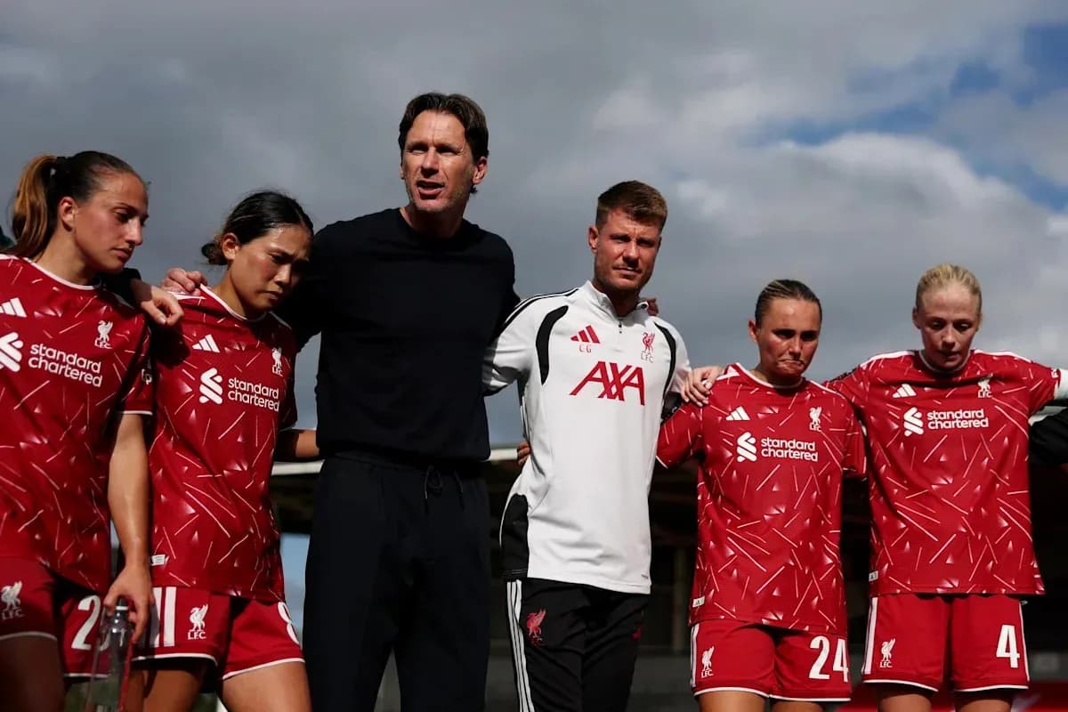 Jugadoras de Liverpool en reunión con entrenadores Jugadoras de Liverpool en reunión con entrenadores