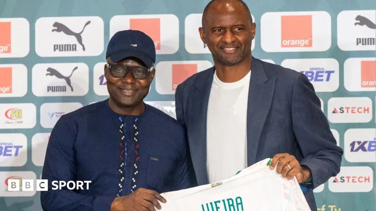Presentación de nuevo entrenador con camiseta de equipo Presentación de nuevo entrenador con camiseta de equipo