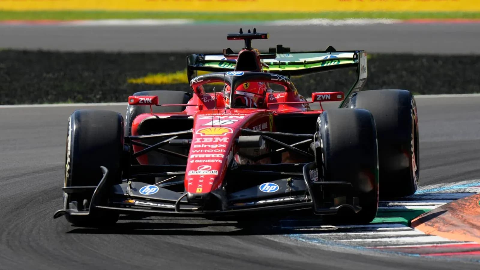Coche de Fórmula 1 de Ferrari en curva Coche de Fórmula 1 de Ferrari en curva