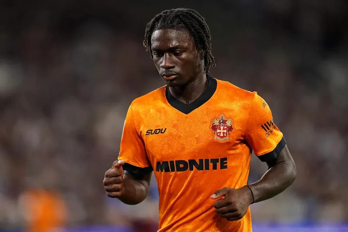 Jugador con camiseta naranja caminando por el campo Jugador con camiseta naranja caminando por el campo