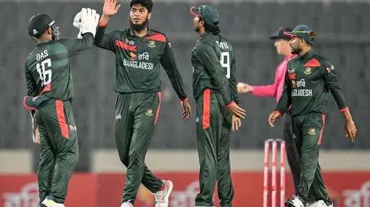 Jugadores de Bangladesh celebrando una wicket en partido Jugadores de Bangladesh celebrando una wicket en partido