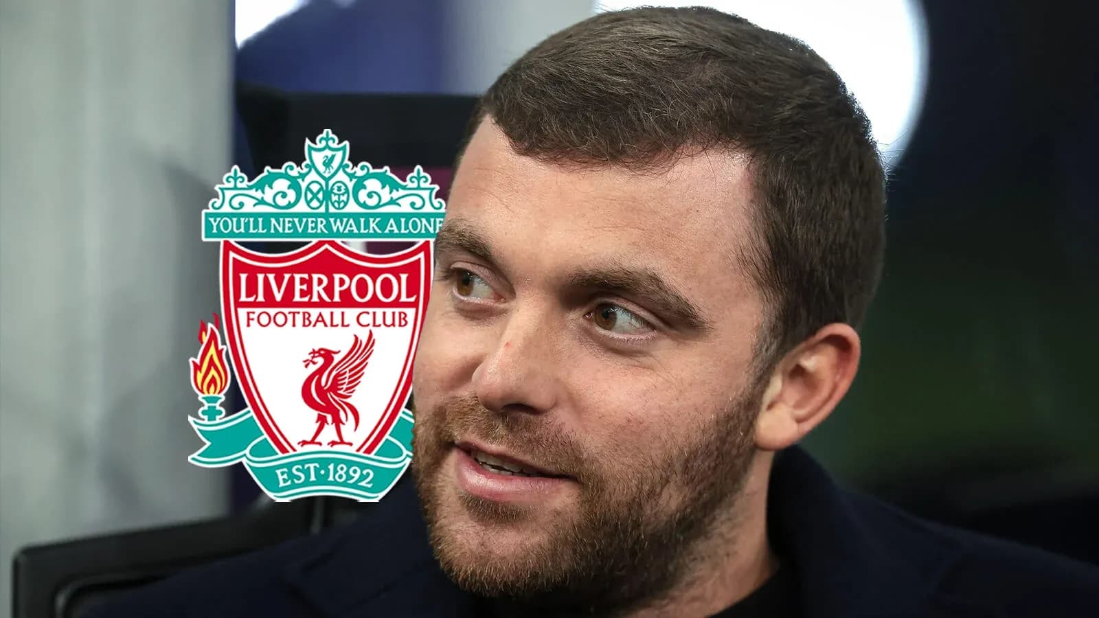Hombre con el logo del Liverpool de fondo Hombre con el logo del Liverpool de fondo