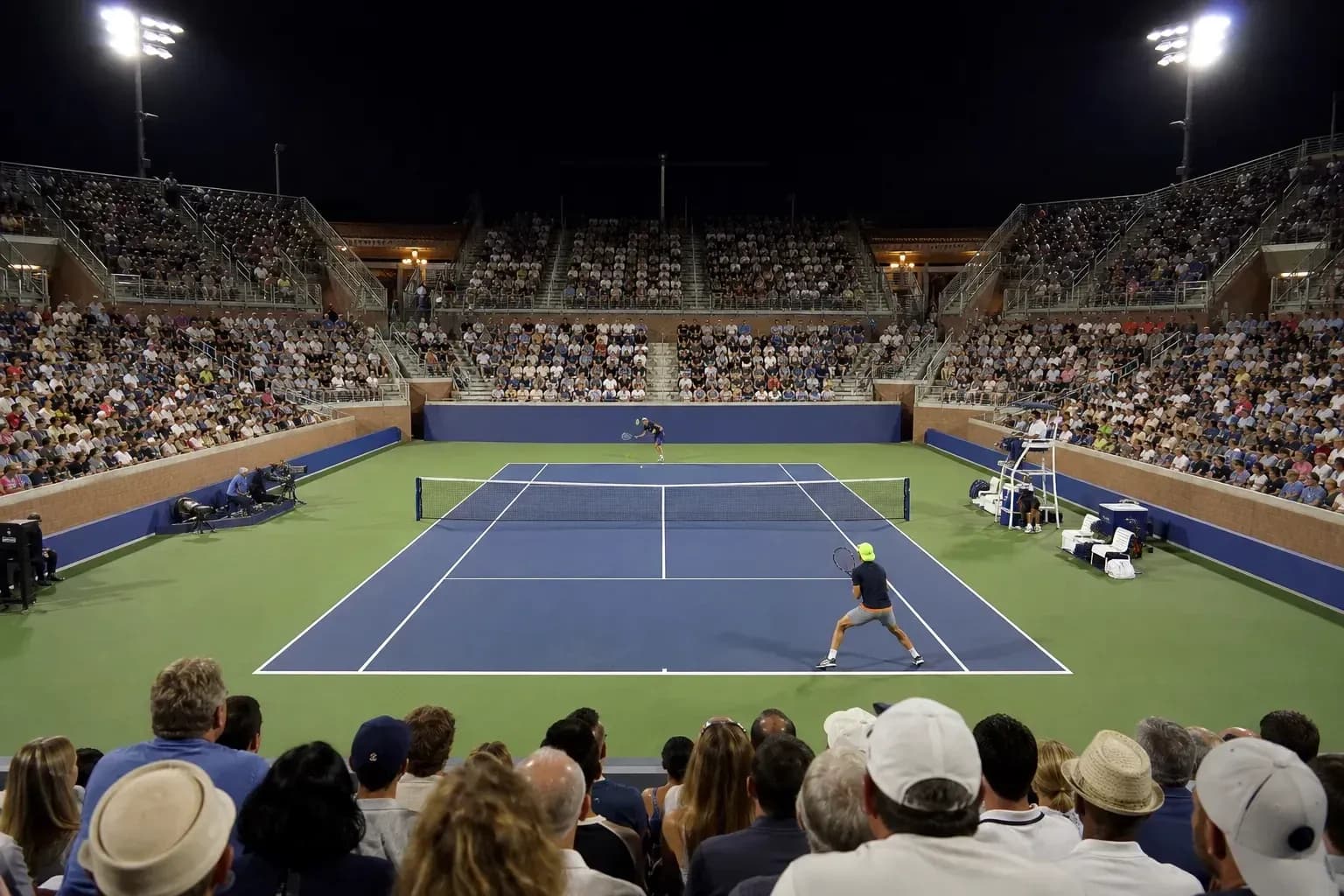 Partido de tenis en estadio lleno por la noche Partido de tenis en estadio lleno por la noche
