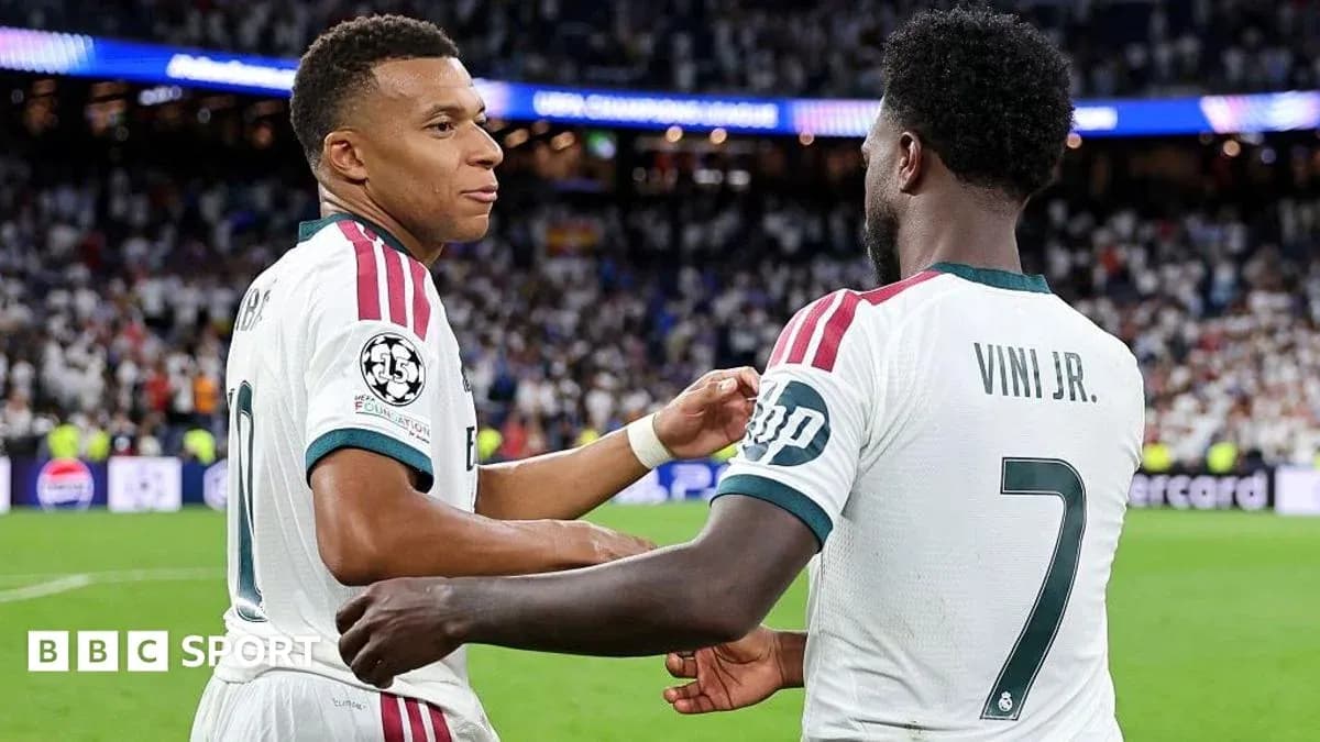 Mbappé y Vinícius Jr. celebrando en el campo Mbappé y Vinícius Jr. celebrando en el campo