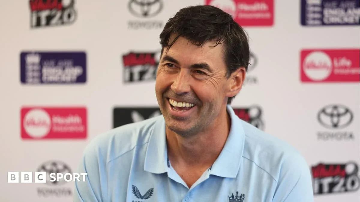 Entrenador sonriente en conferencia de prensa Entrenador sonriente en conferencia de prensa