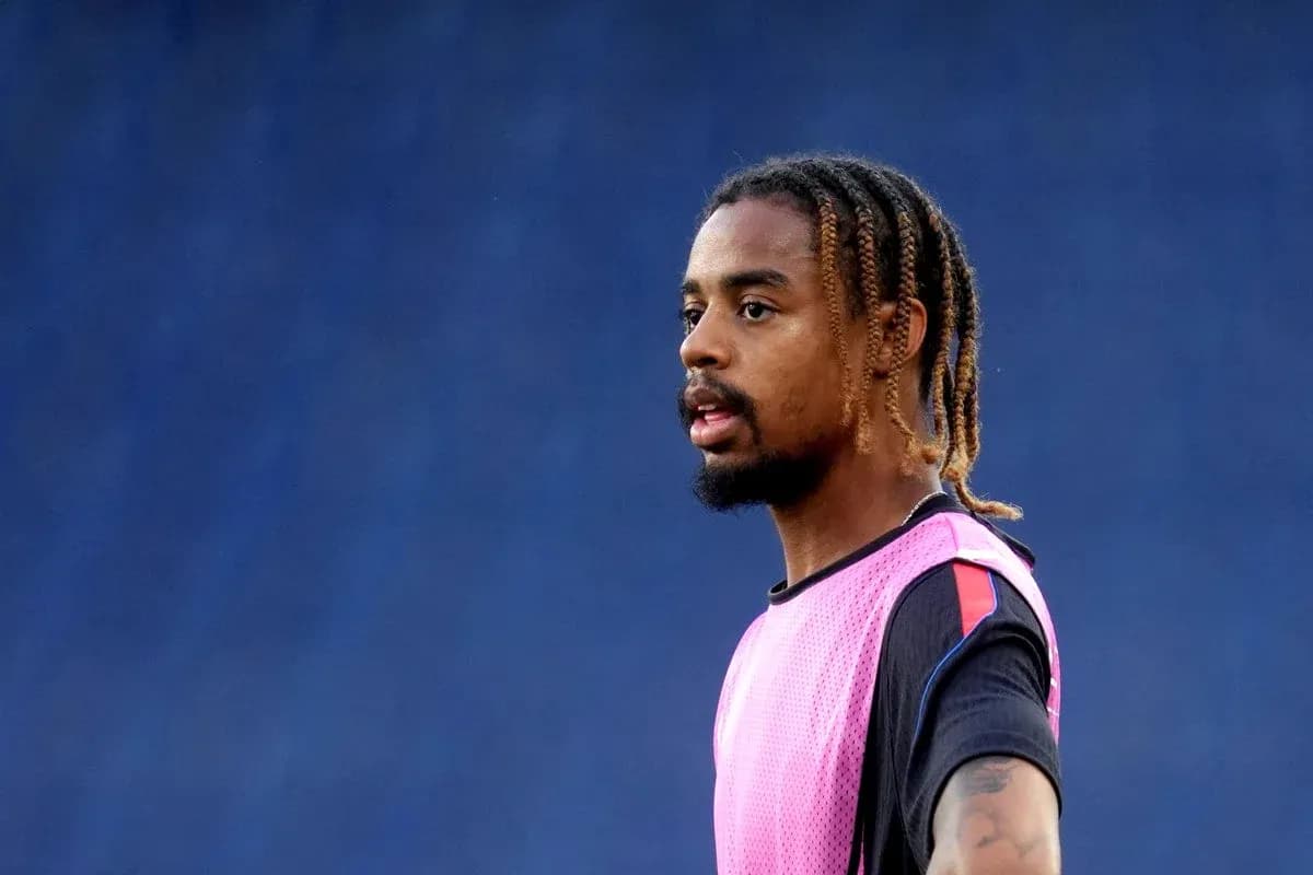 Jugador en entrenamiento con camiseta rosa y negra Jugador en entrenamiento con camiseta rosa y negra