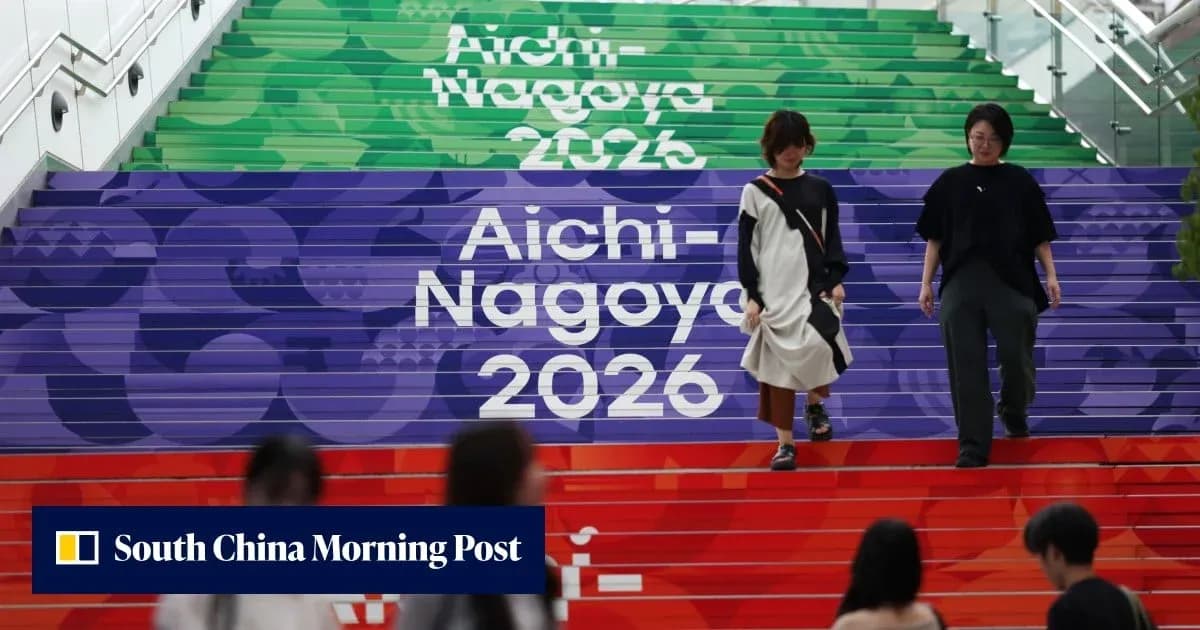 Dos mujeres bajando escaleras decoradas para Aichi-Nagoya 2026 Dos mujeres bajando escaleras decoradas para Aichi-Nagoya 2026