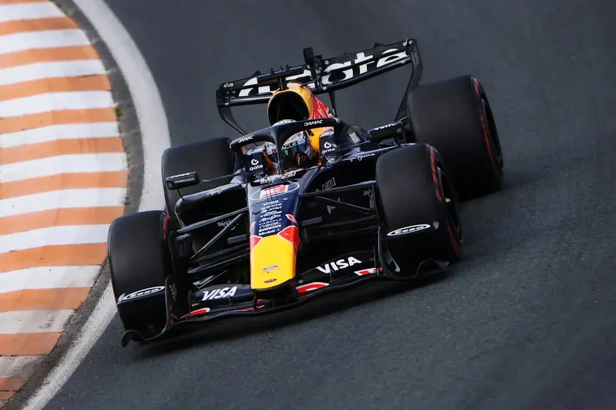 Coche de Fórmula 1 tomando una curva en circuito Coche de Fórmula 1 tomando una curva en circuito