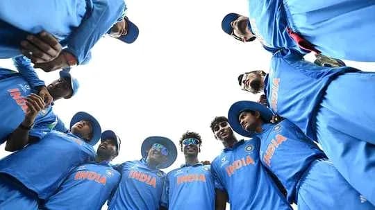 Jugadores de cricket de India en círculo antes del partido Jugadores de cricket de India en círculo antes del partido