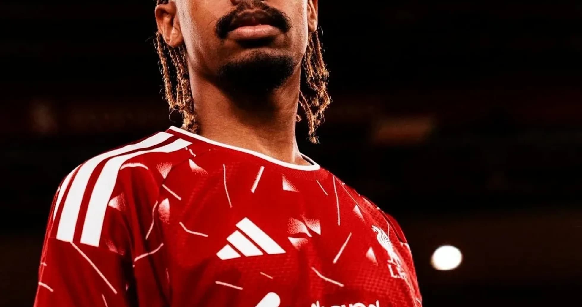 Jugador posando con camiseta roja del equipo Jugador posando con camiseta roja del equipo