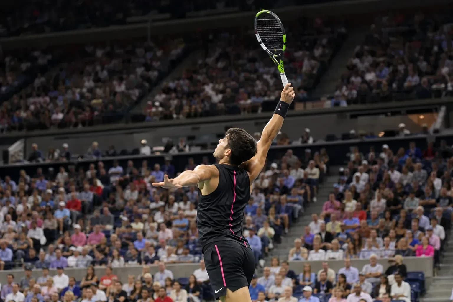 Jugador de tenis sacando en un partido Jugador de tenis sacando en un partido