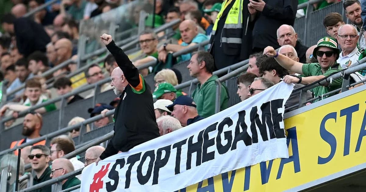 Aficionados sosteniendo una pancarta en el estadio Aficionados sosteniendo una pancarta en el estadio