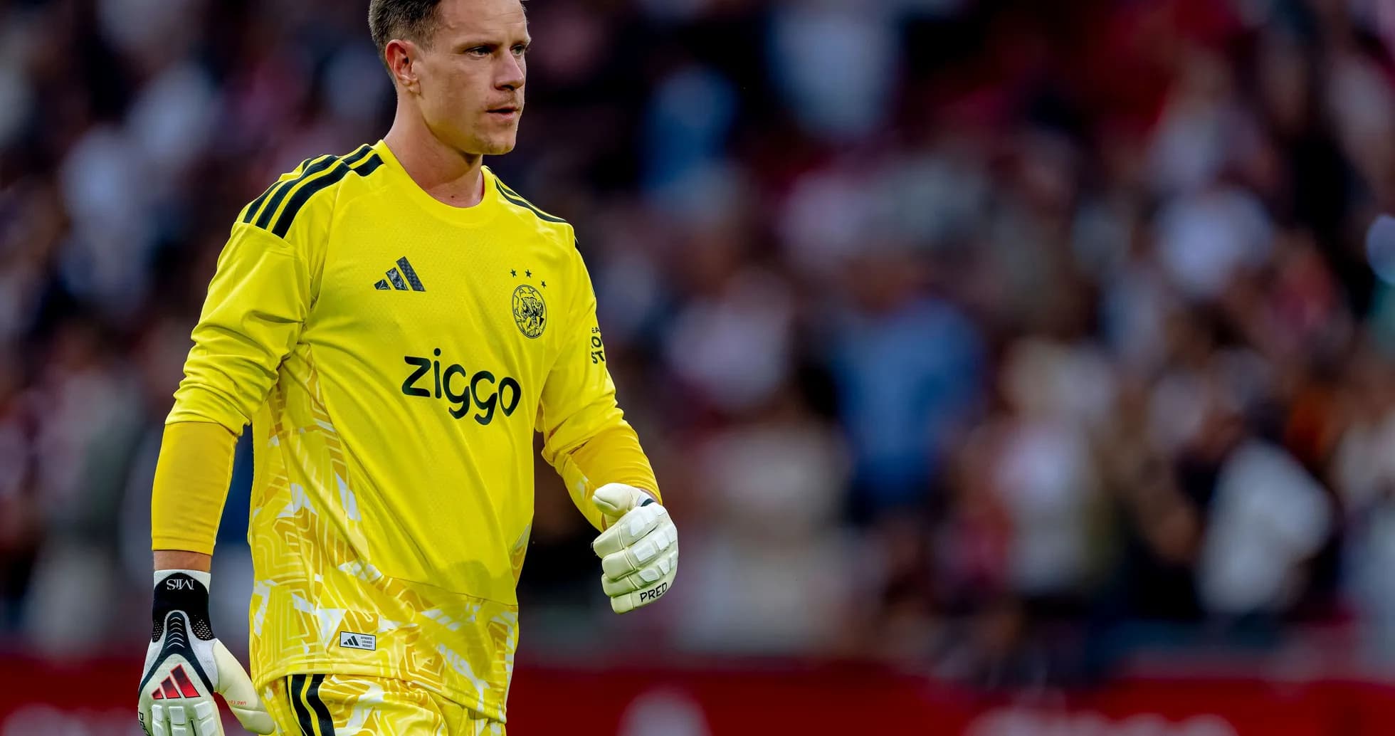 Portero de Ajax en uniforme amarillo durante partido Portero de Ajax en uniforme amarillo durante partido