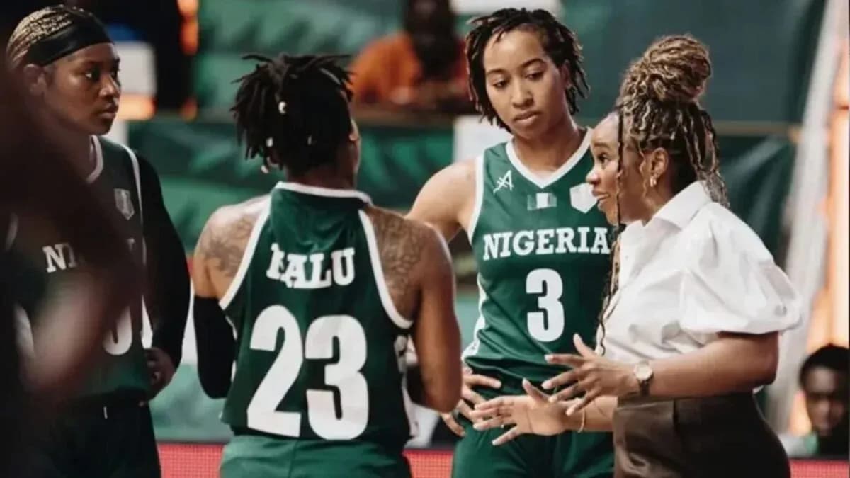 Entrenadora hablando con jugadoras del equipo de Nigeria Entrenadora hablando con jugadoras del equipo de Nigeria