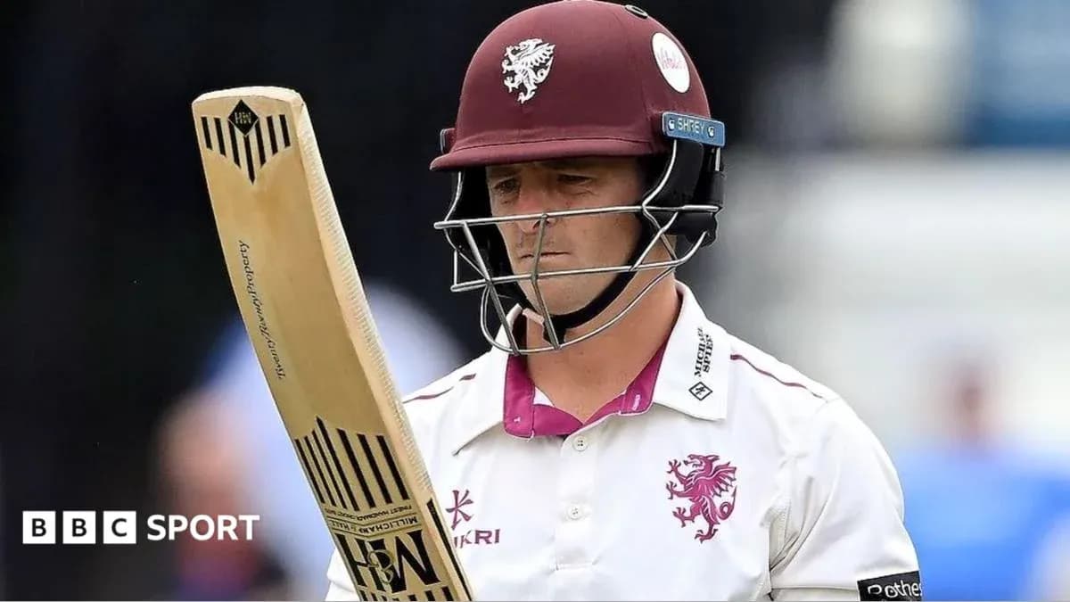 Jugador de cricket con bate en campo de juego Jugador de cricket con bate en campo de juego