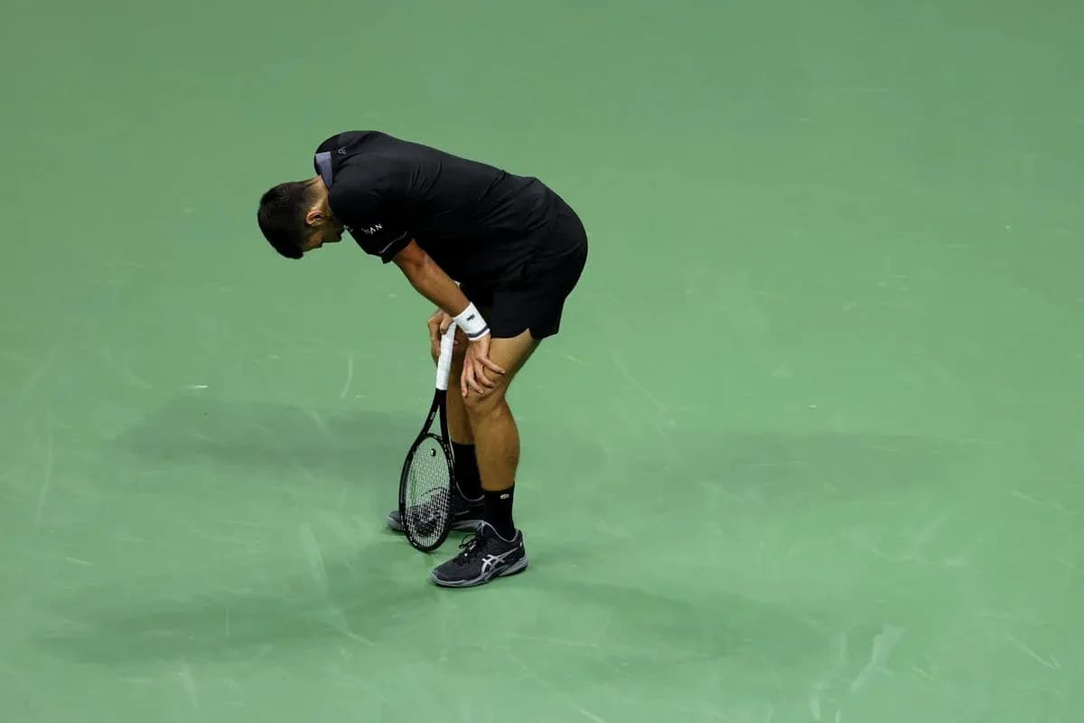 Jugador de tenis inclinado con raqueta en la mano Jugador de tenis inclinado con raqueta en la mano