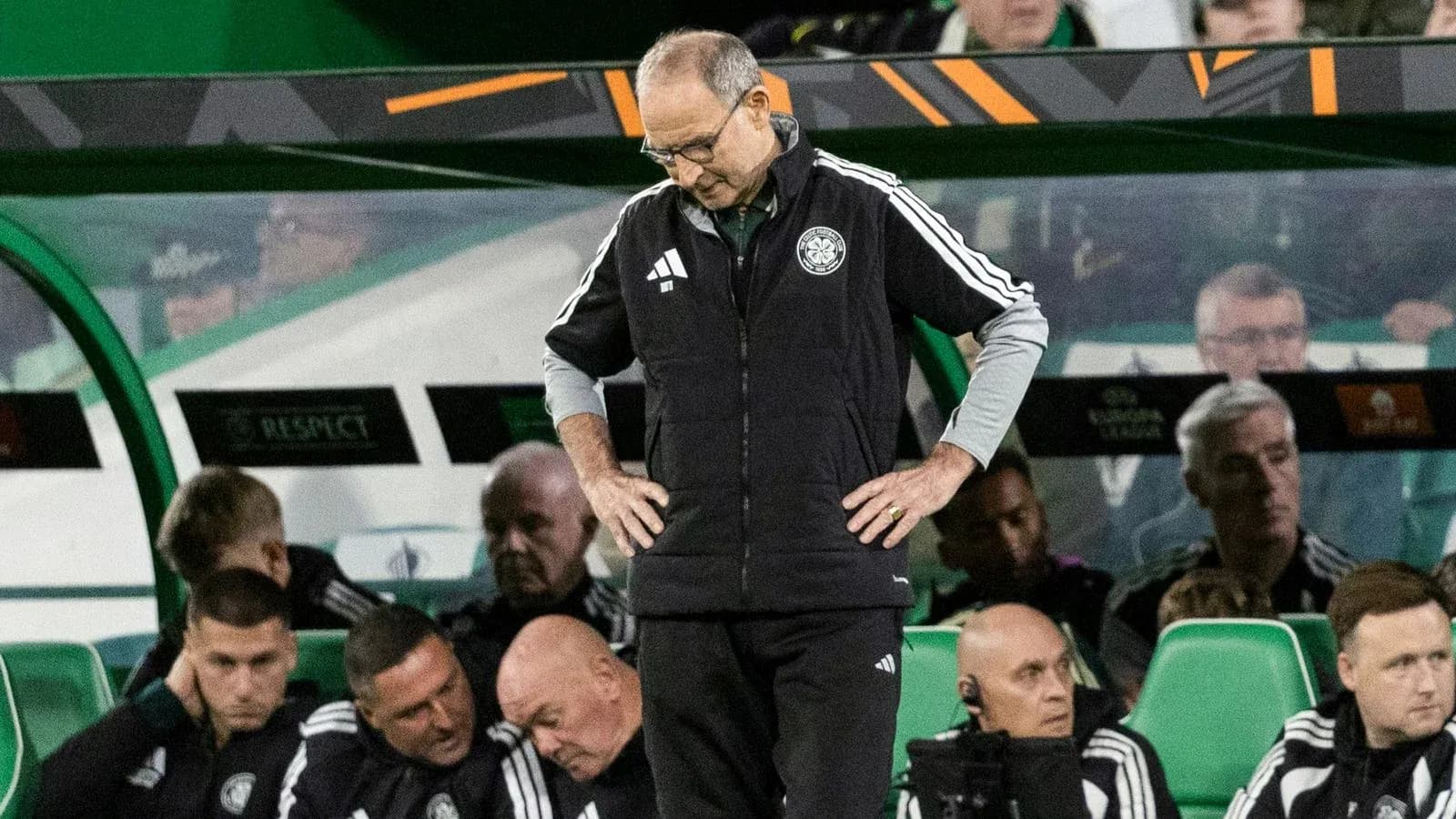 Entrenador en el banquillo con expresión preocupada Entrenador en el banquillo con expresión preocupada