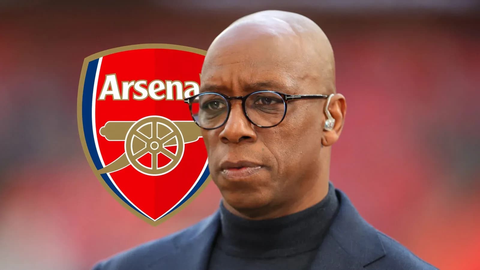 Analista en primer plano con logo de Arsenal detrás Analista en primer plano con logo de Arsenal detrás